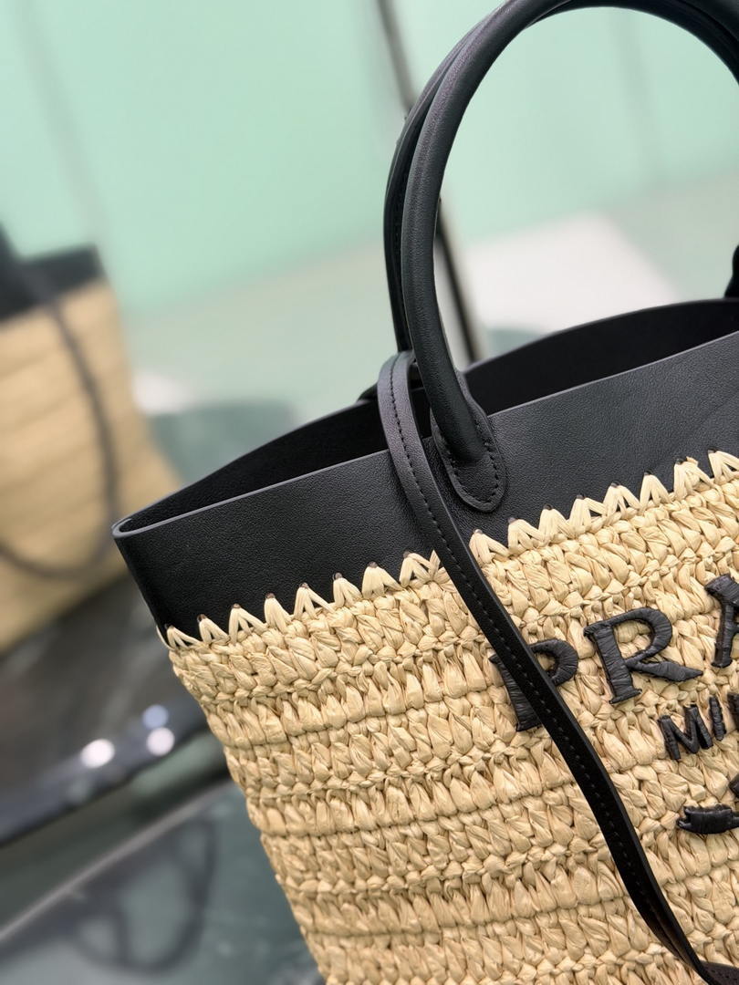 Prada Small crochet and leather tote bag 1BG500 Black