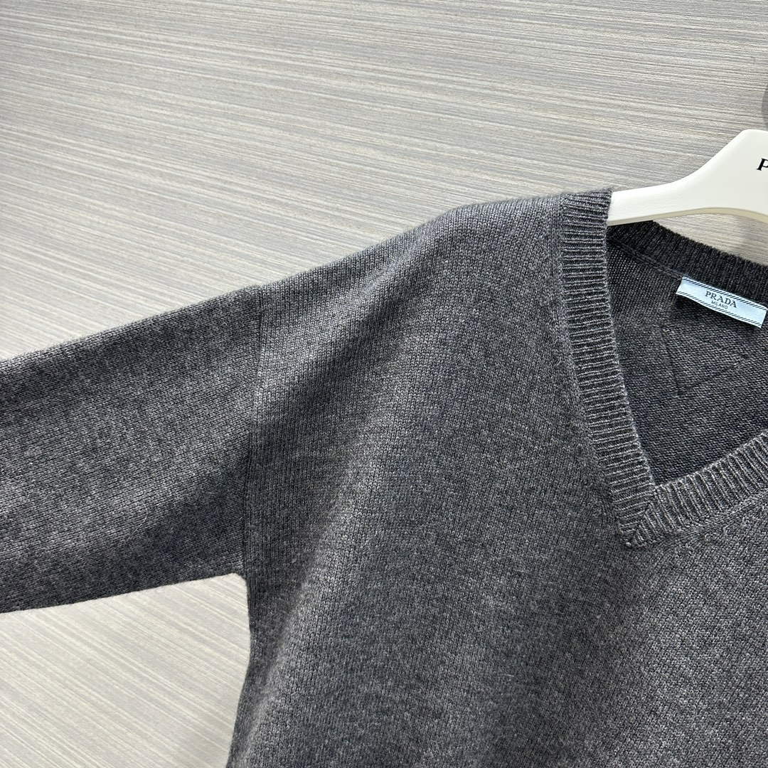 Prada Women's Fashion Clothing Cashmere Sweater P99470