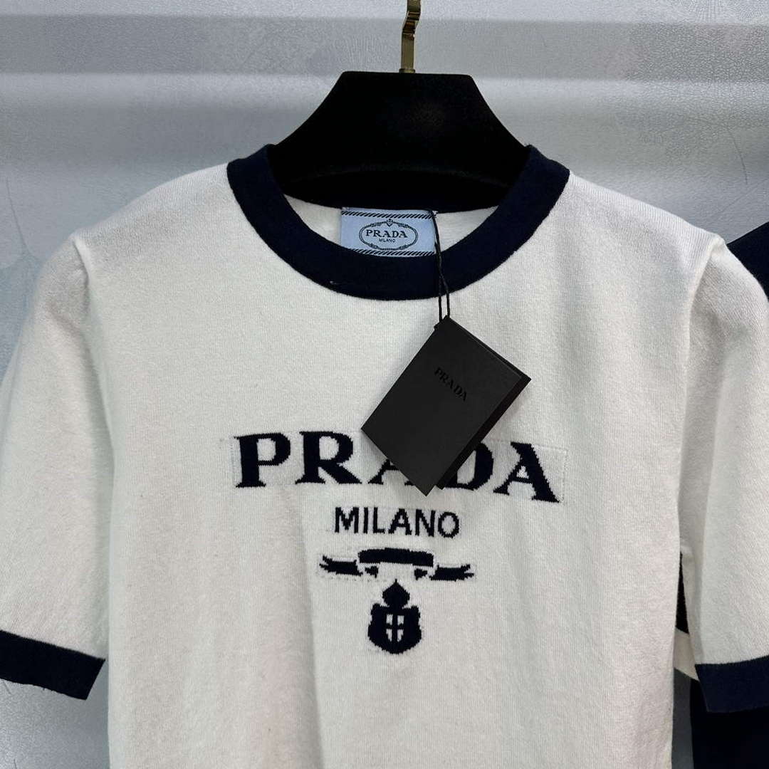 Prada Women's T-shirt Fashion Clothing P89210