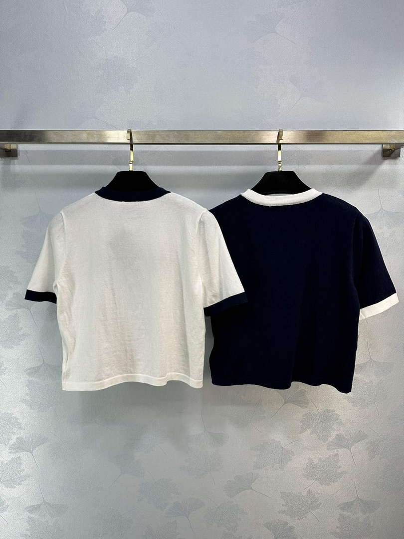Prada Women's T-shirt Fashion Clothing P89210