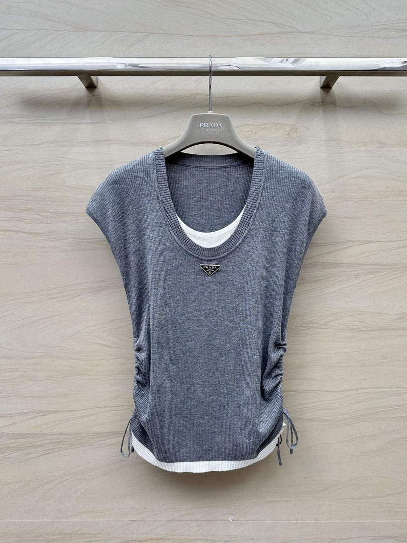 Prada Women's T-shirt Fashion Clothing P89211