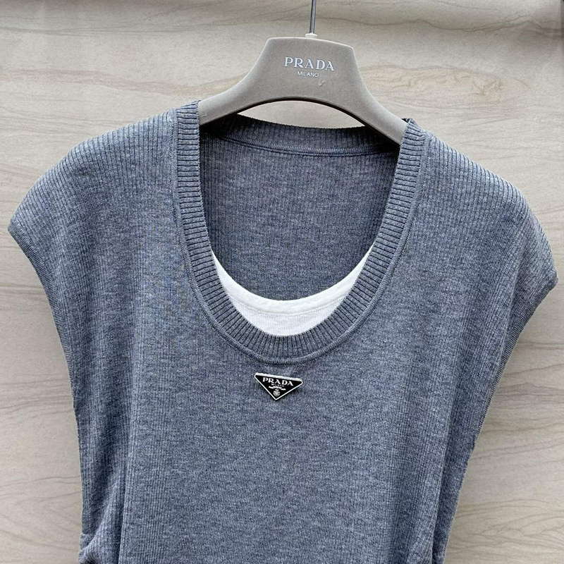 Prada Women's T-shirt Fashion Clothing P89211