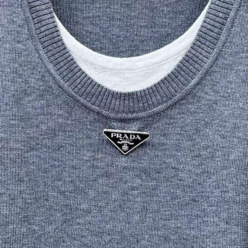 Prada Women's T-shirt Fashion Clothing P89211