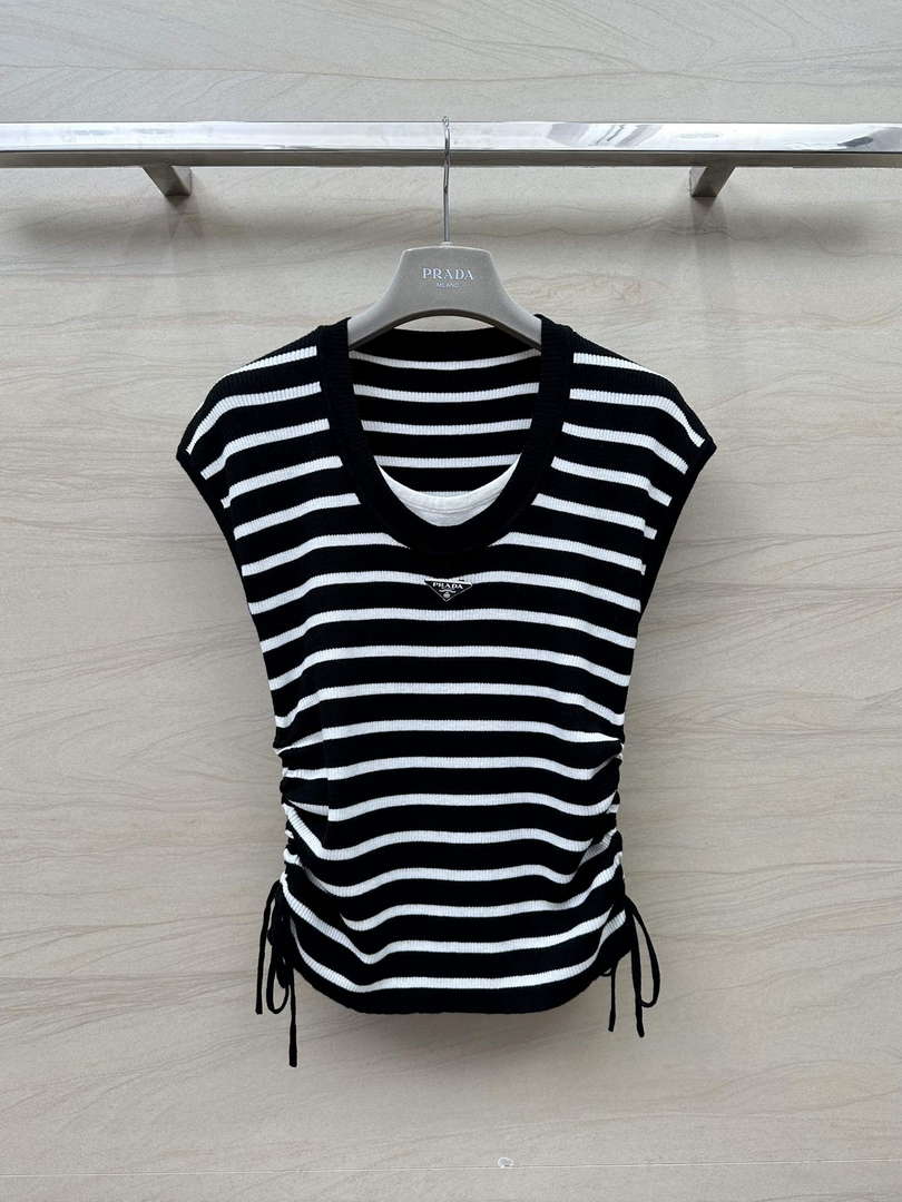 Prada Women's T-shirt Fashion Clothing P89212