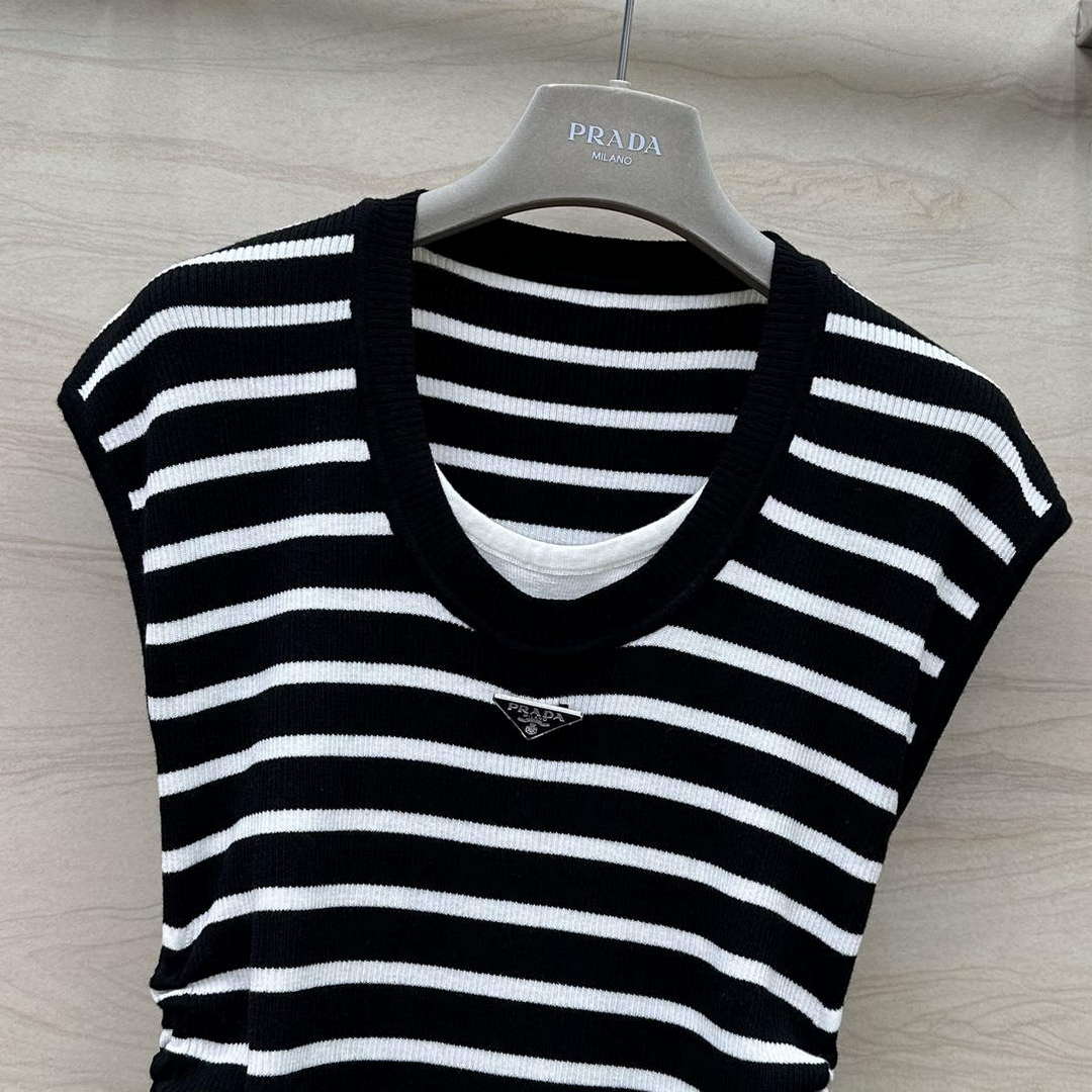 Prada Women's T-shirt Fashion Clothing P89212