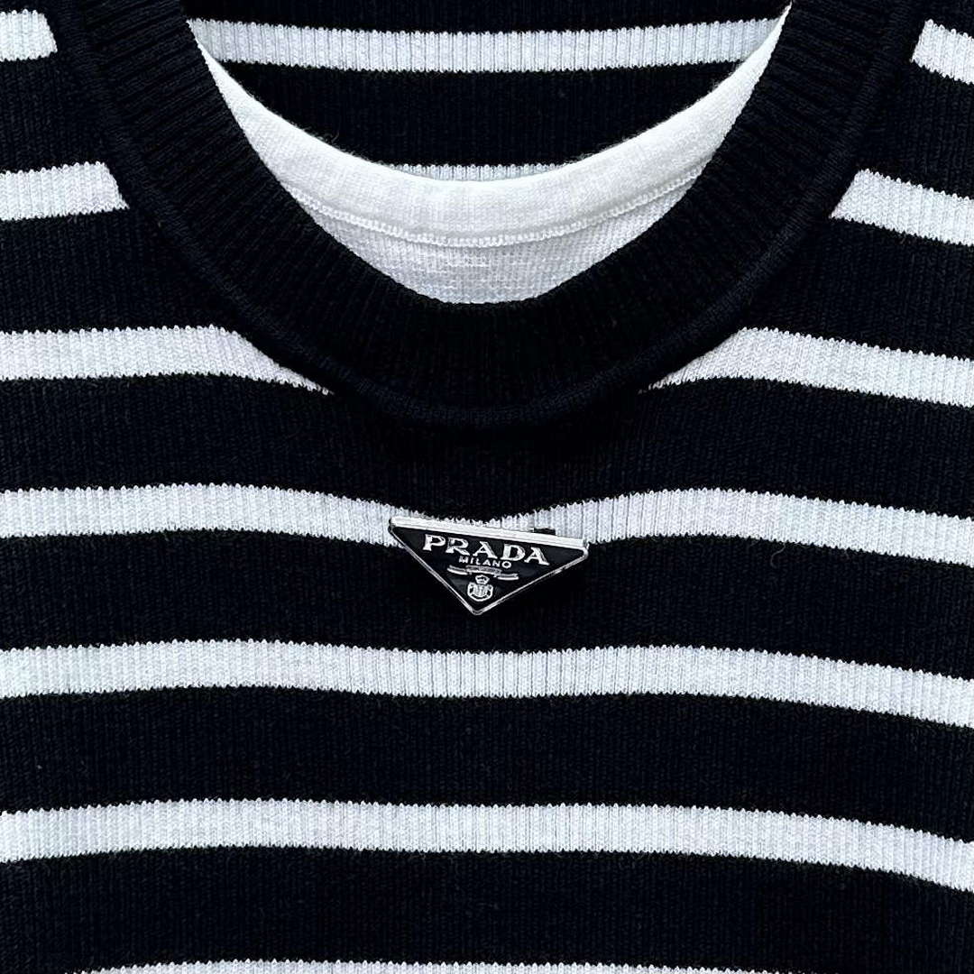 Prada Women's T-shirt Fashion Clothing P89212