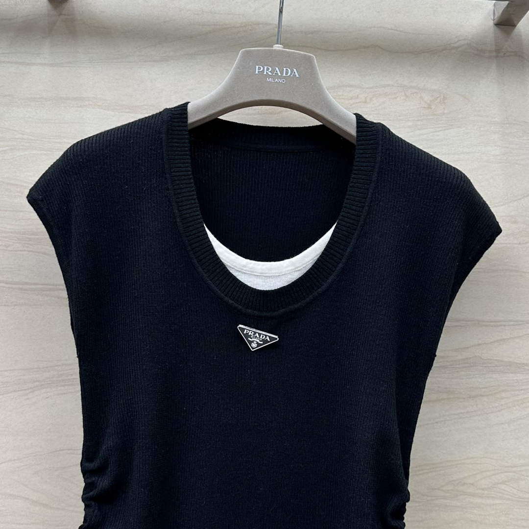 Prada Women's T-shirt Fashion Clothing P89213