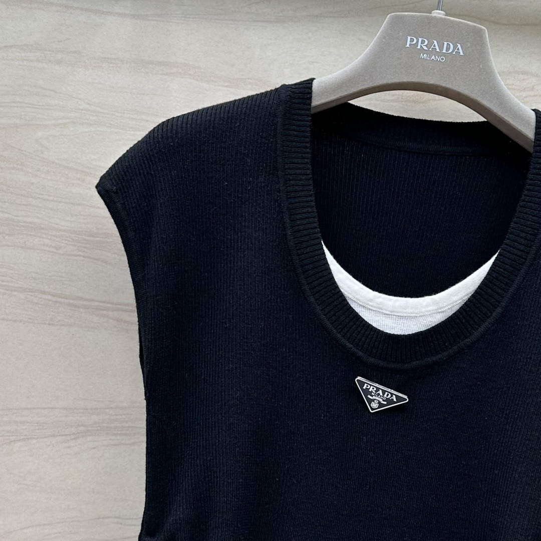 Prada Women's T-shirt Fashion Clothing P89213