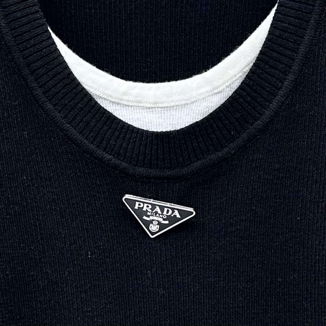 Prada Women's T-shirt Fashion Clothing P89213