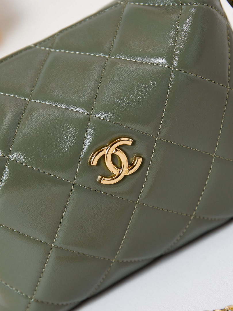 Chanel AS4189 Hobo braided With top handle Shiny Lambskin & Gold-Tone Metal Green