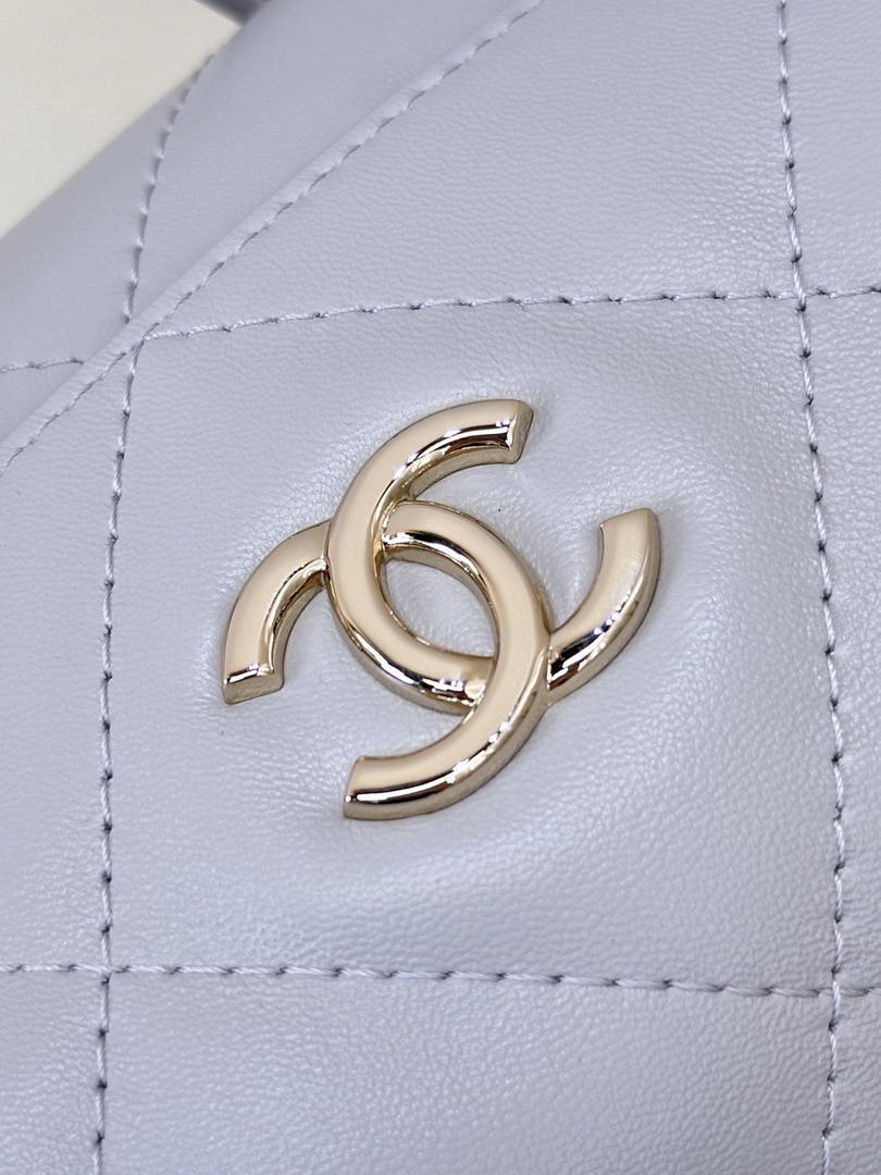 Chanel AS6139 Large Hobo Handbag Shiny Lambskin & Gold-Tone Metal Light Purple - Default Title - View 4
