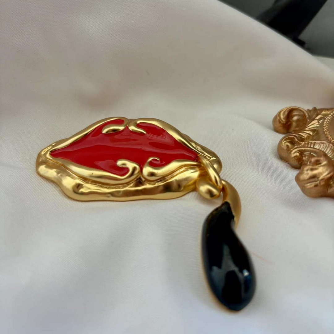 Schiaparelli Enamel Brooch S9525