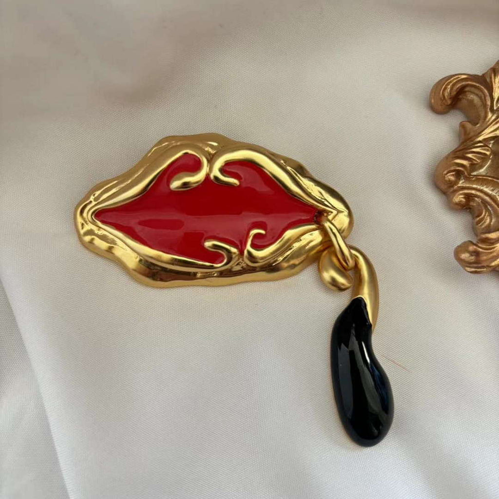 Schiaparelli Enamel Brooch S9525