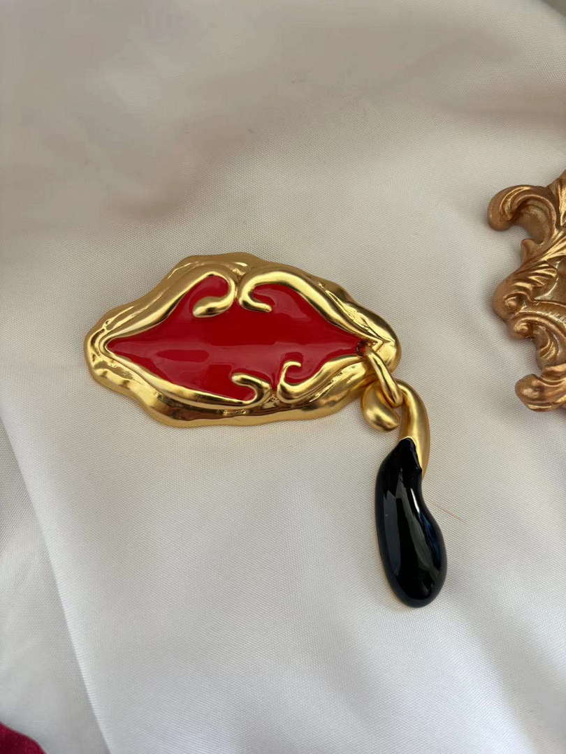 Schiaparelli Enamel Brooch S9525
