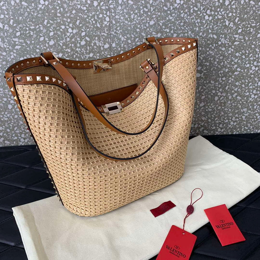 Valentino 0660 Garavani Rockstud leather-trimmed raffia shopper