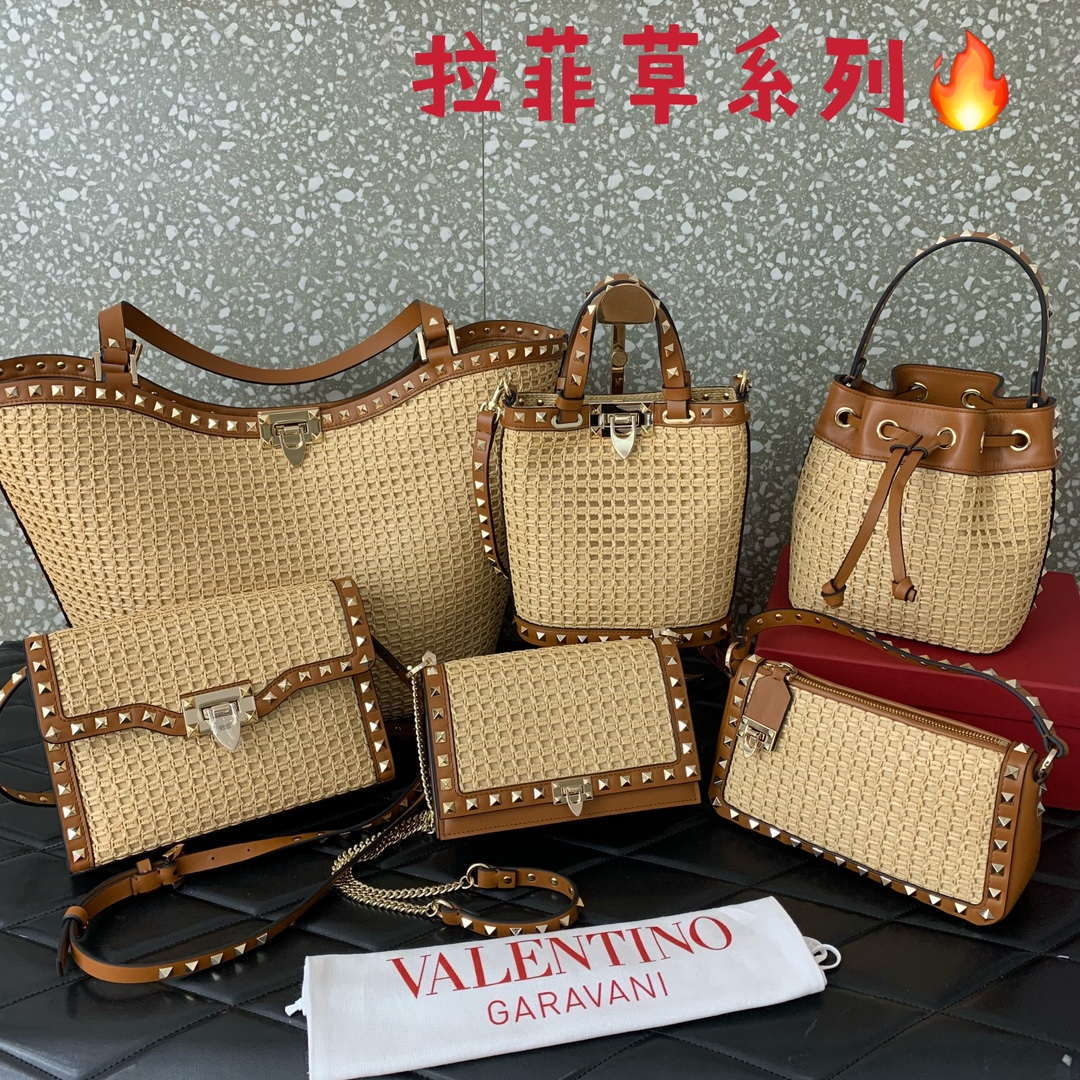 Valentino 0660 Garavani Rockstud leather-trimmed raffia shopper