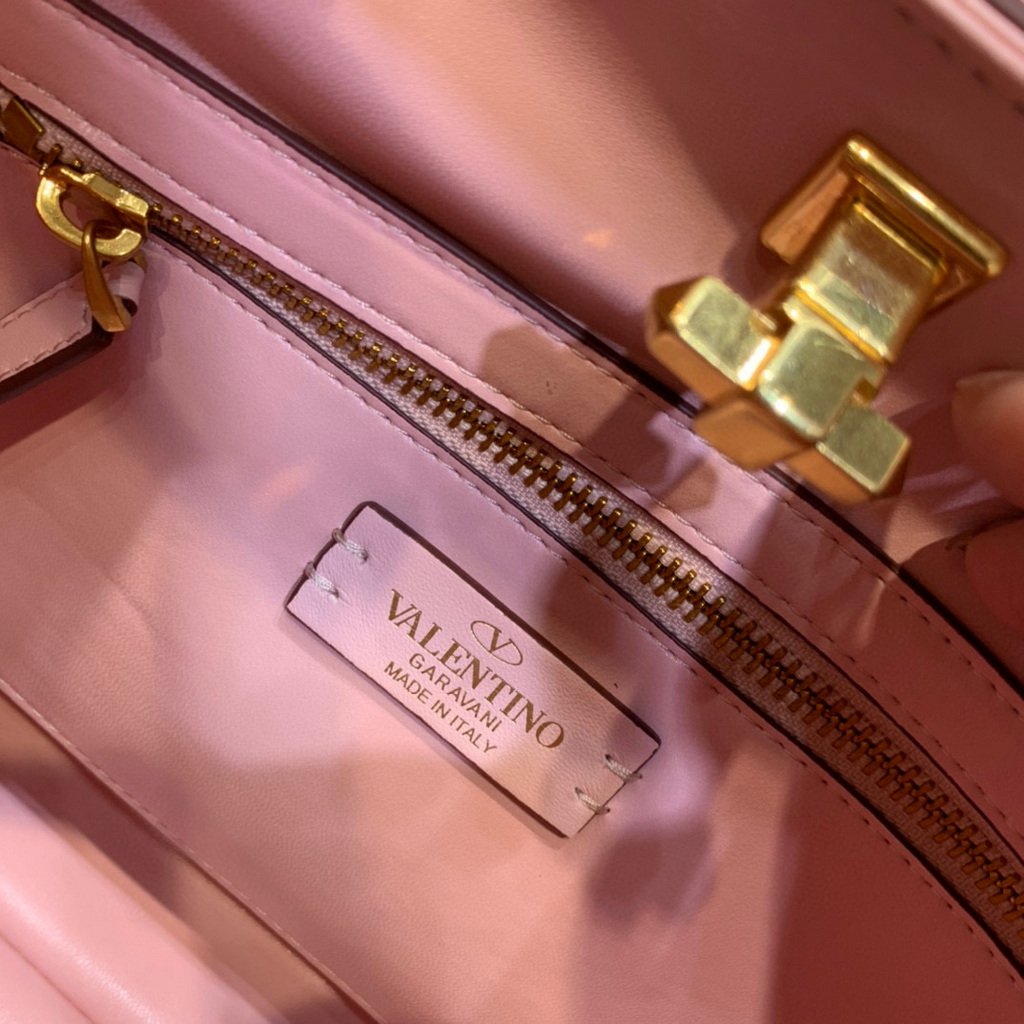 Valentino 2021 Roman Stud The Handle Bag In Nappa 0097L Light Pink