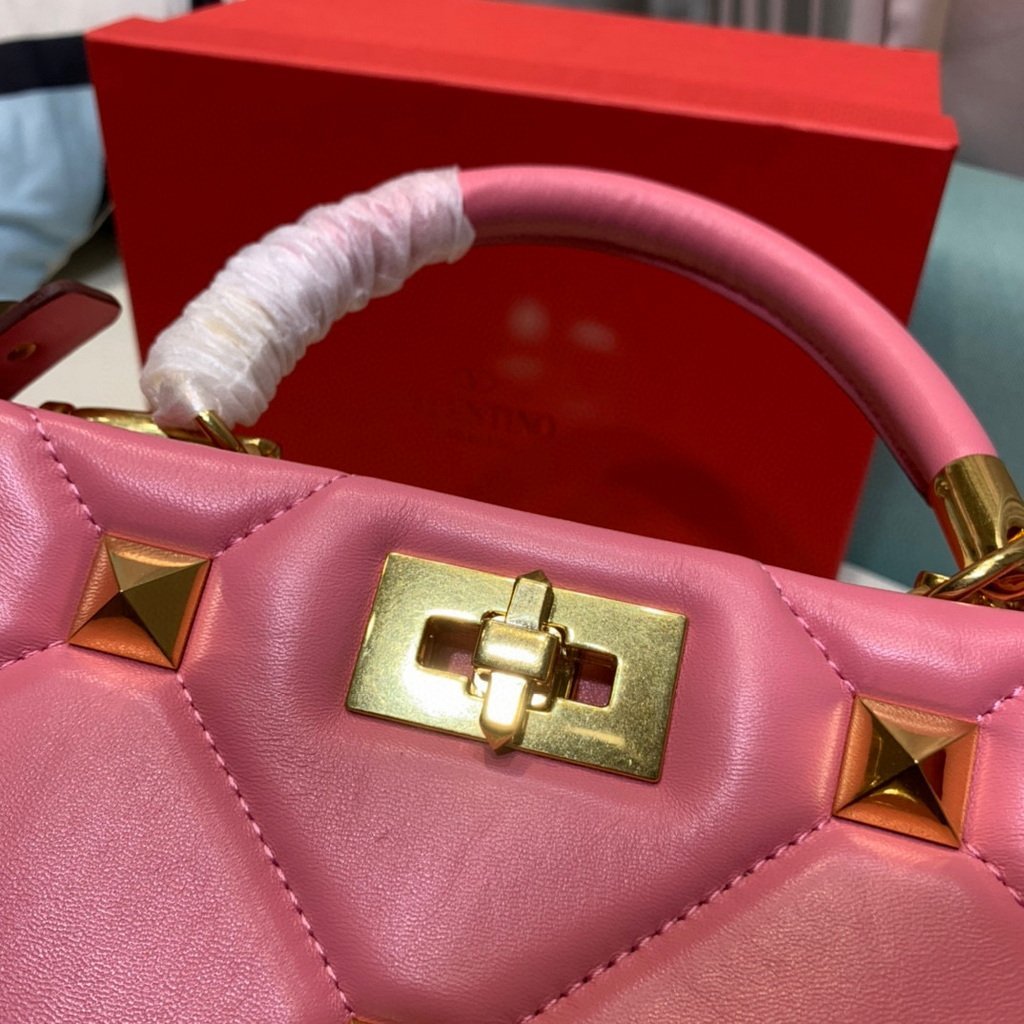 Valentino 2021 Roman Stud The Handle Bag In Nappa 0097L Pink