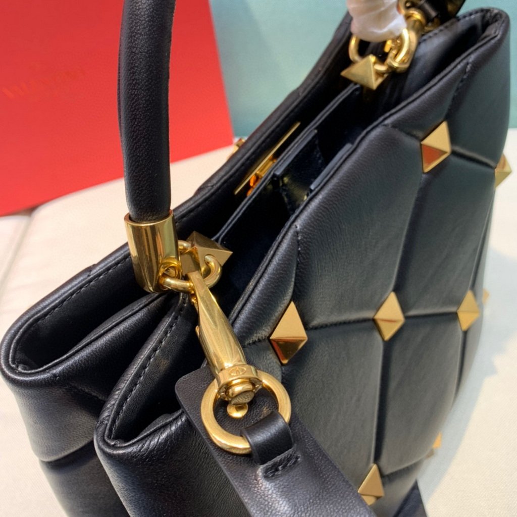 Valentino 2021 Roman Stud The Handle Bag In Nappa 0097L Black