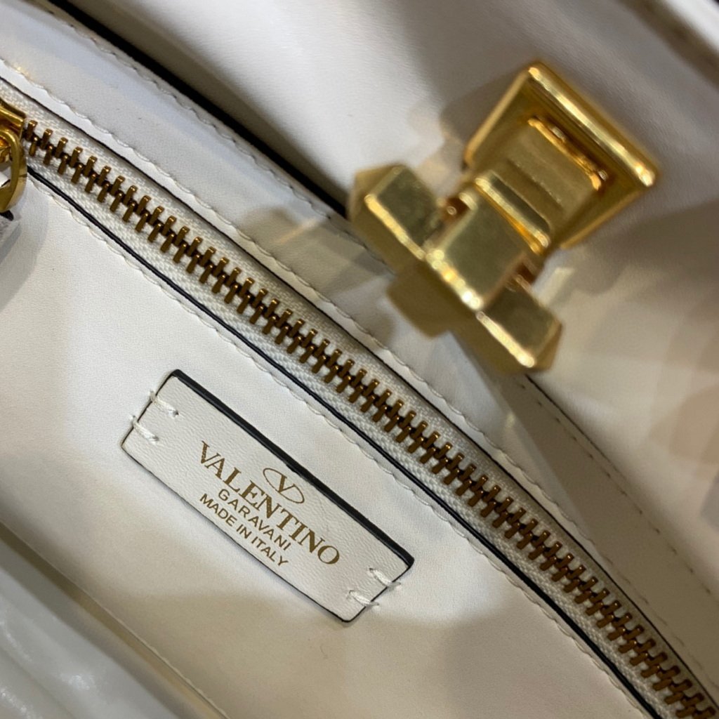 Valentino 2021 Roman Stud The Handle Bag In Nappa 0097L White