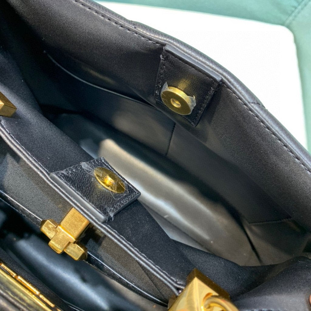 Valentino 2021 Roman Stud The Handle Bag In Nappa 0097L Black