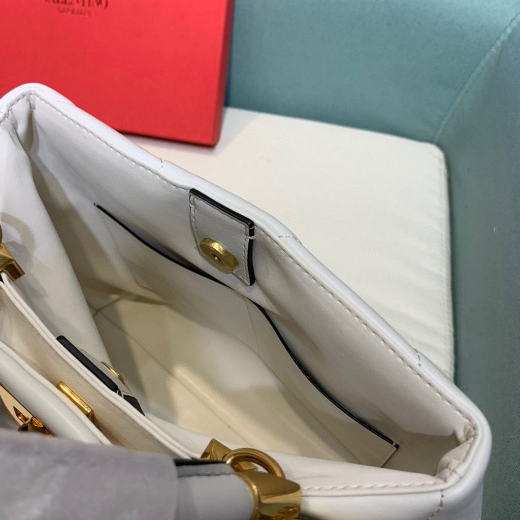 Valentino 2021 Roman Stud The Handle Bag In Nappa 0097L White