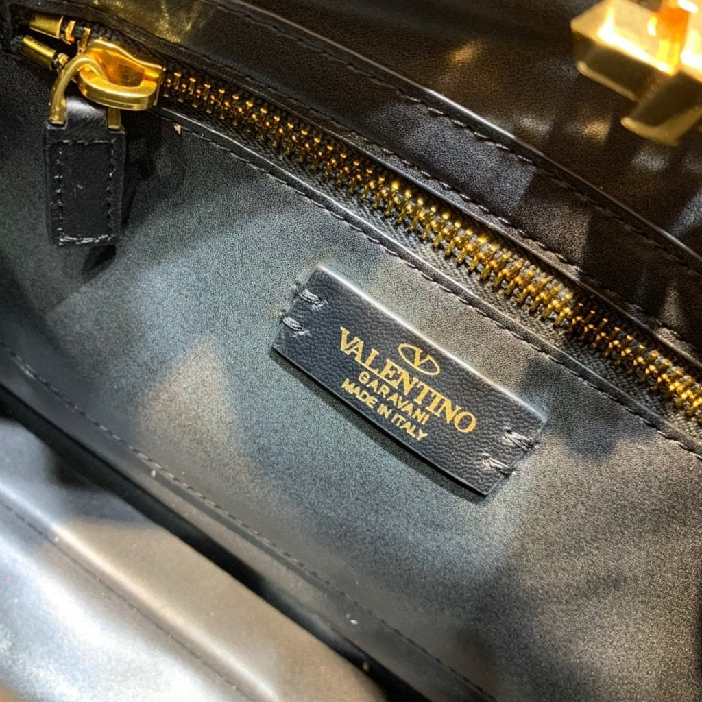 Valentino 2021 Roman Stud The Handle Bag In Nappa 0097L Black