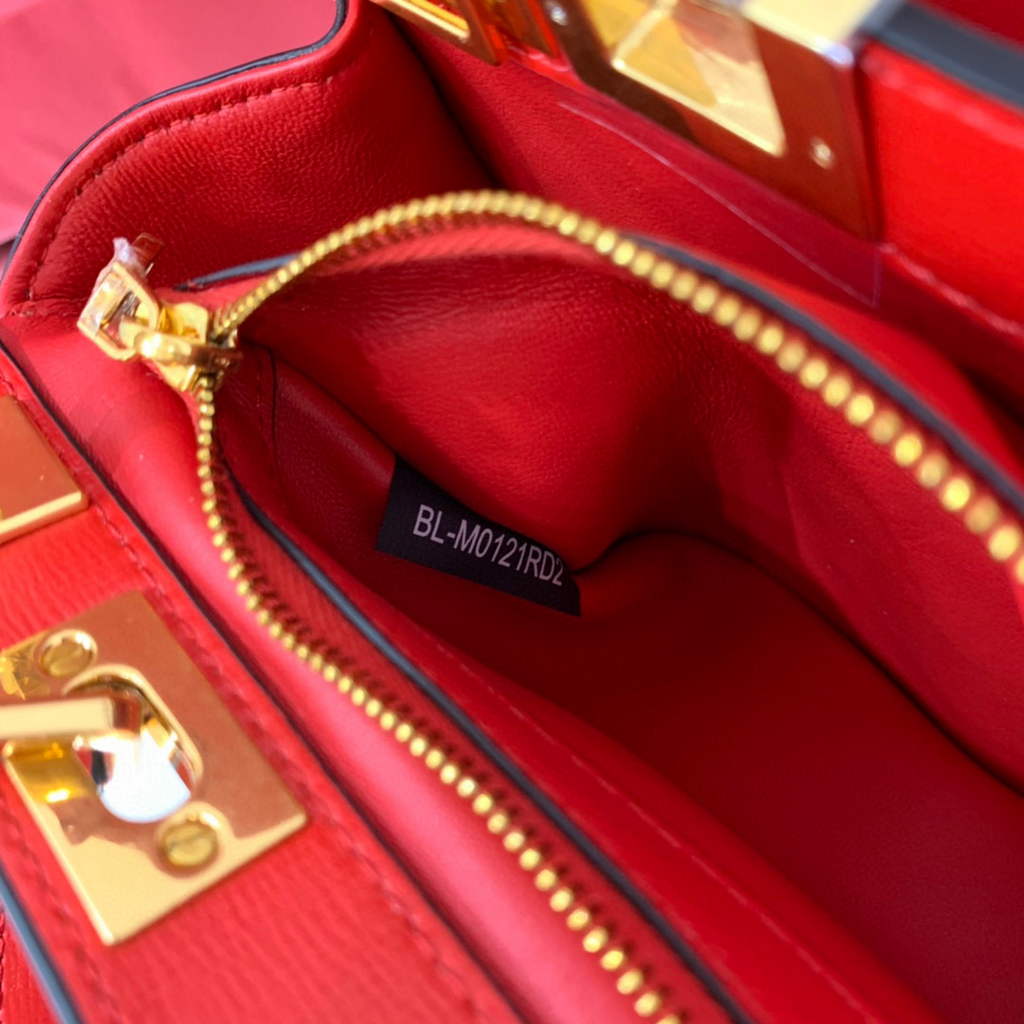 Valentino 4100 Medium Rockstud Alcove Handbag In Grainy Calfskin 2B0J41 Red