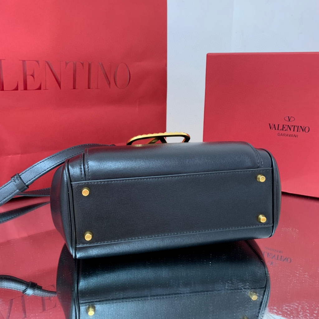 Valentino 4100 Medium Rockstud Alcove Handbag In Grainy Calfskin 2B0J41 Black