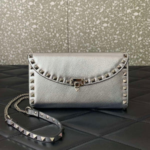 Valentino 4W2P0Z81 Rockstud Wallet With Chain In Grainy Calfskin Bag - Pink - View 2