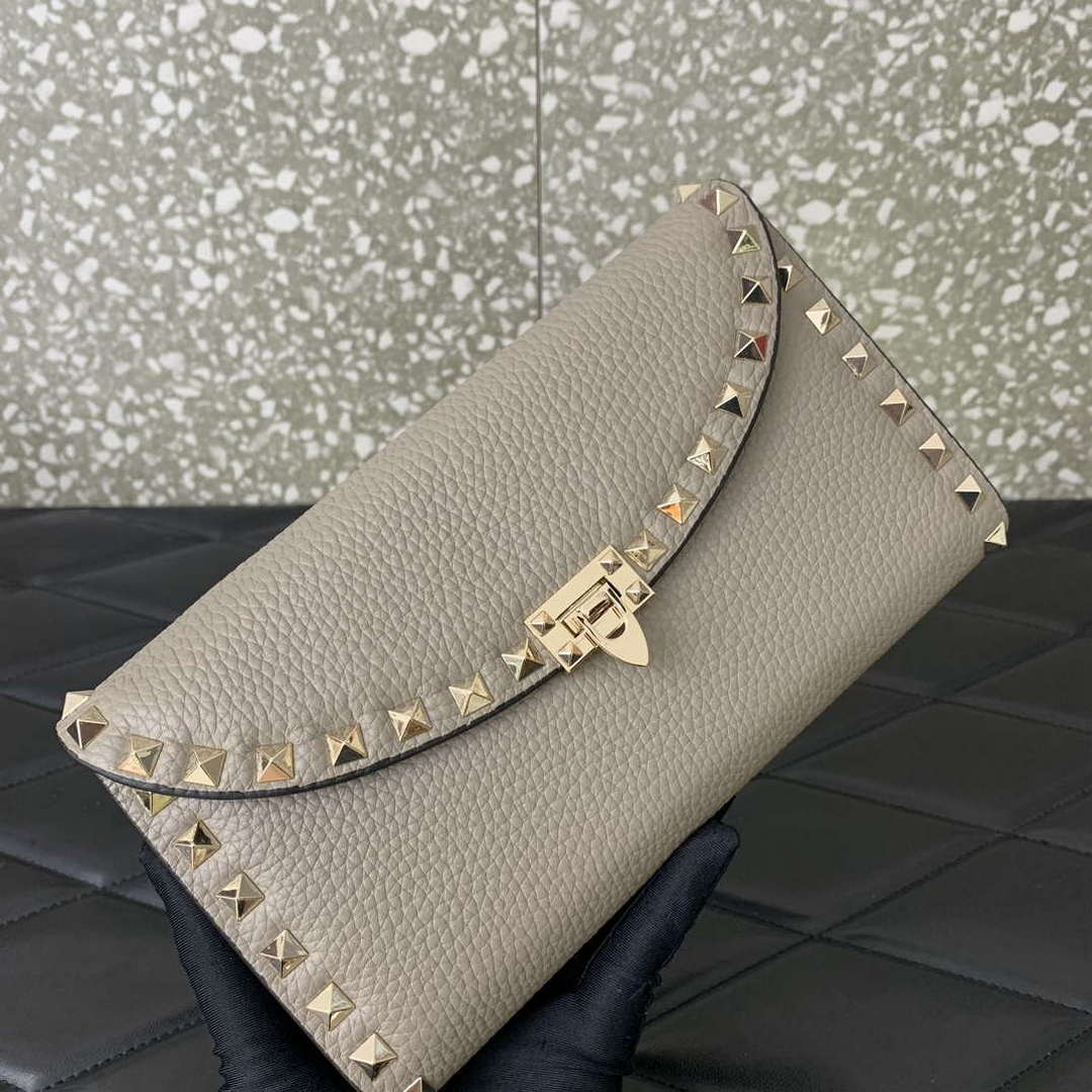 Valentino 4W2P0Z81 Rockstud Wallet With Chain In Grainy Calfskin Bag