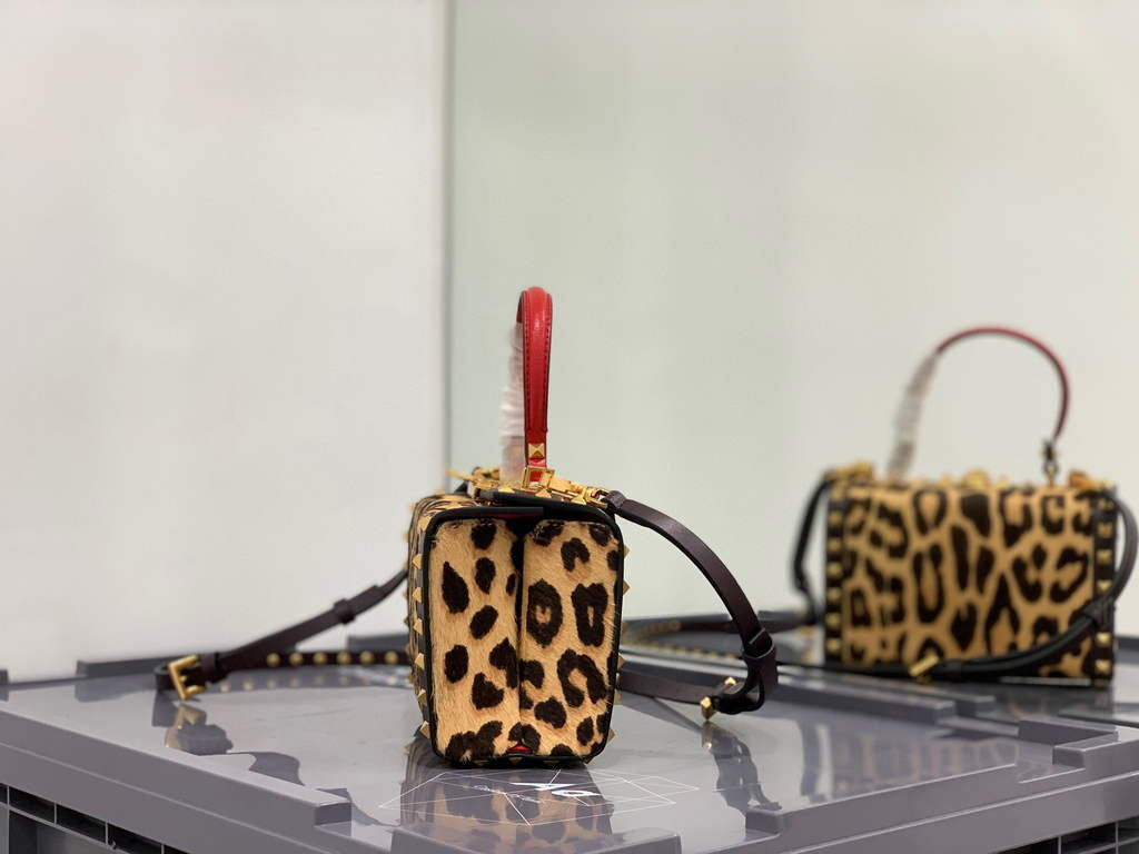Valentino 7300 Rockstud Alcove Grainy Calfskin BOX Bag XW2B0J73 Leopard print