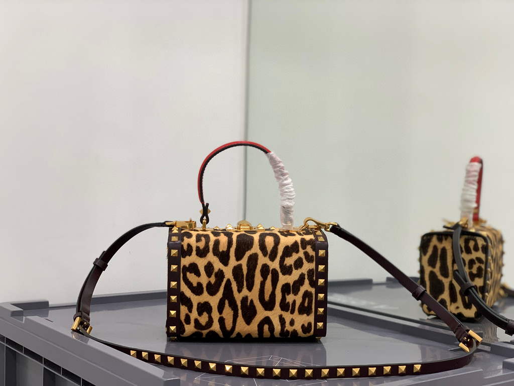 Valentino 7300 Rockstud Alcove Grainy Calfskin BOX Bag XW2B0J73 Leopard print
