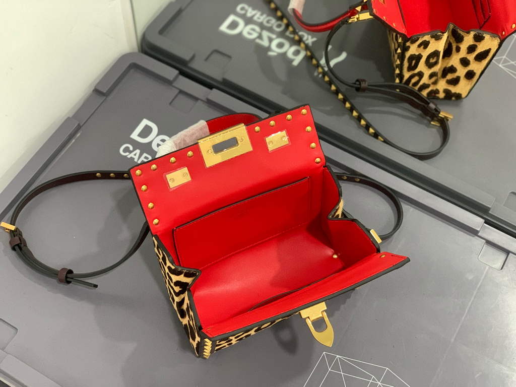 Valentino 7300 Rockstud Alcove Grainy Calfskin BOX Bag XW2B0J73 Leopard print
