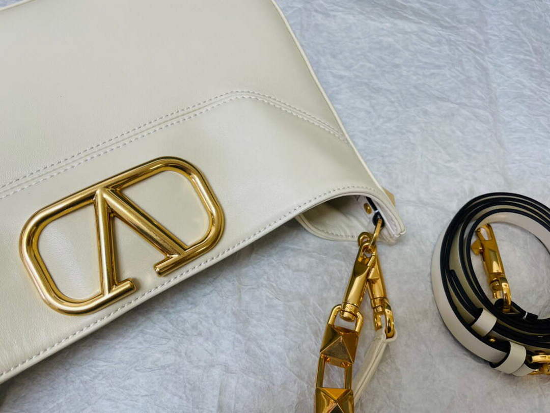 Valentino V0570 Stud Sign Grainy Calfskin Hobo Bag Light Ivory