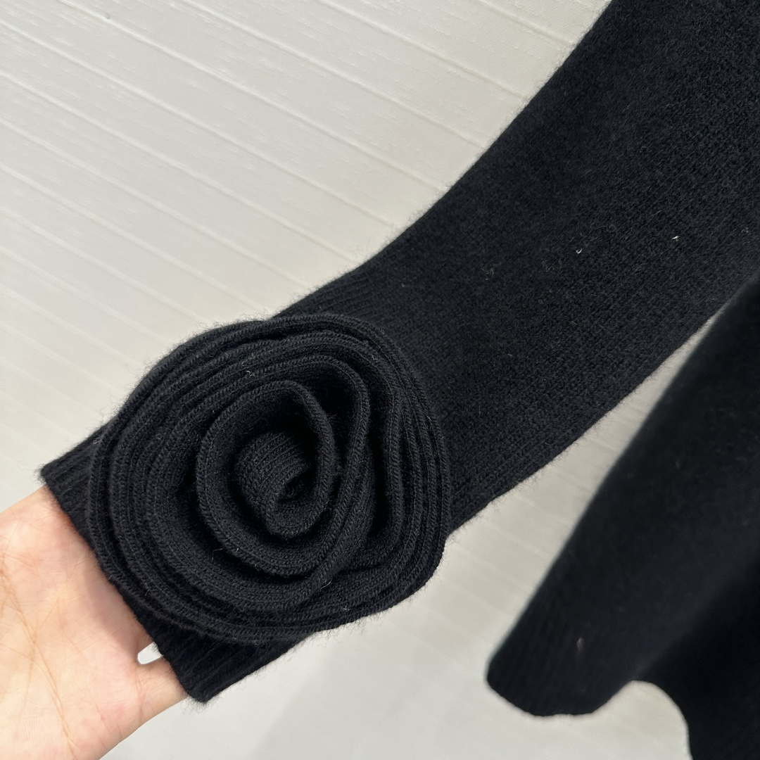 Valentino Women's Clothing Sweater Rose Sleeves Black V38110 - S - View 6