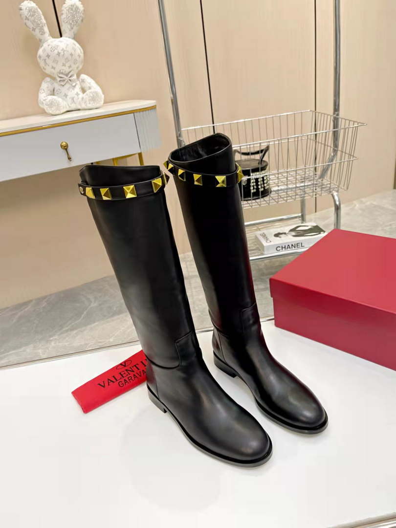 Valentino Women's Shoes  1W2S0ER5ZWM0NO Calfskin Leather Roman Stud Boot 192933