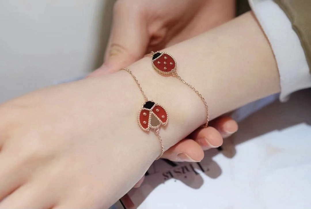 Van Cleef & Arpels Lucky Spring pendant open wings ladybug Rose Gold VCARP7R100