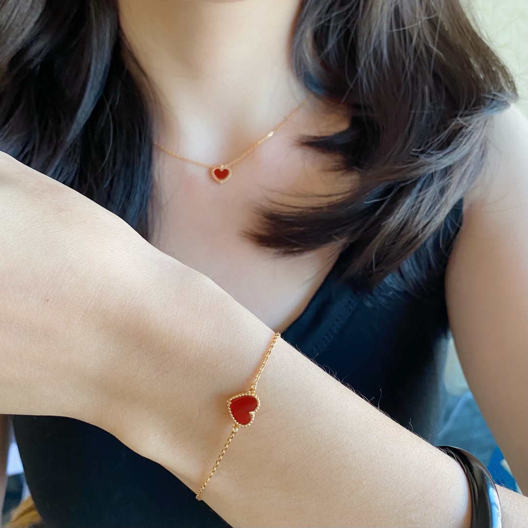Van Cleef & Arpels Sweet Hearts bracelet VCARN59L00