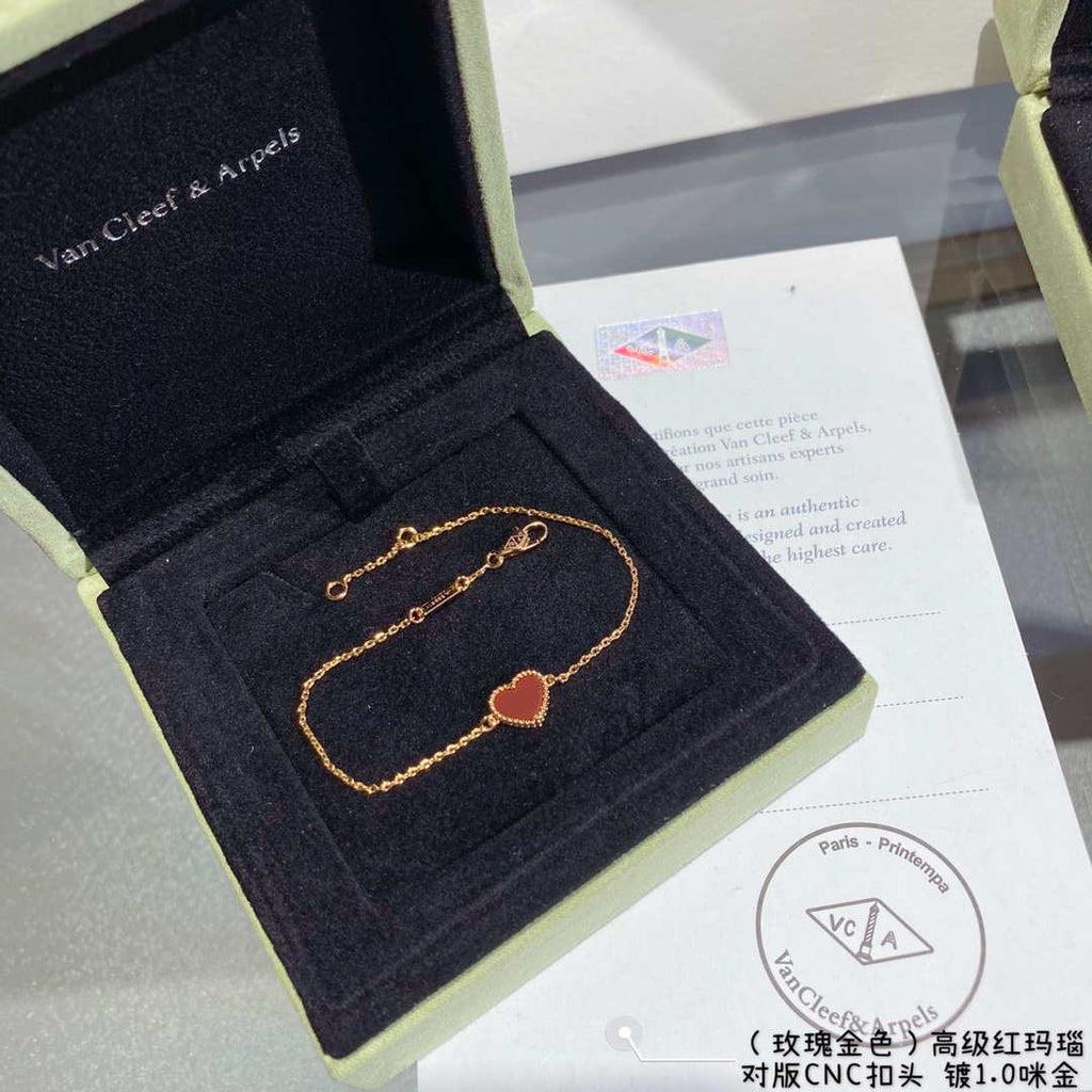 Van Cleef & Arpels Sweet Hearts bracelet VCARN59L00