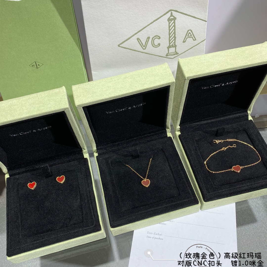 Van Cleef & Arpels Sweet Hearts bracelet VCARN59L00