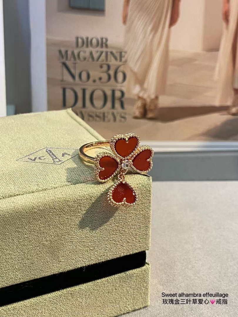 Van Cleef & Arpels VCARN5P600 Sweet Alhambra Effeuillage Carnelian 18KT Gold Ring