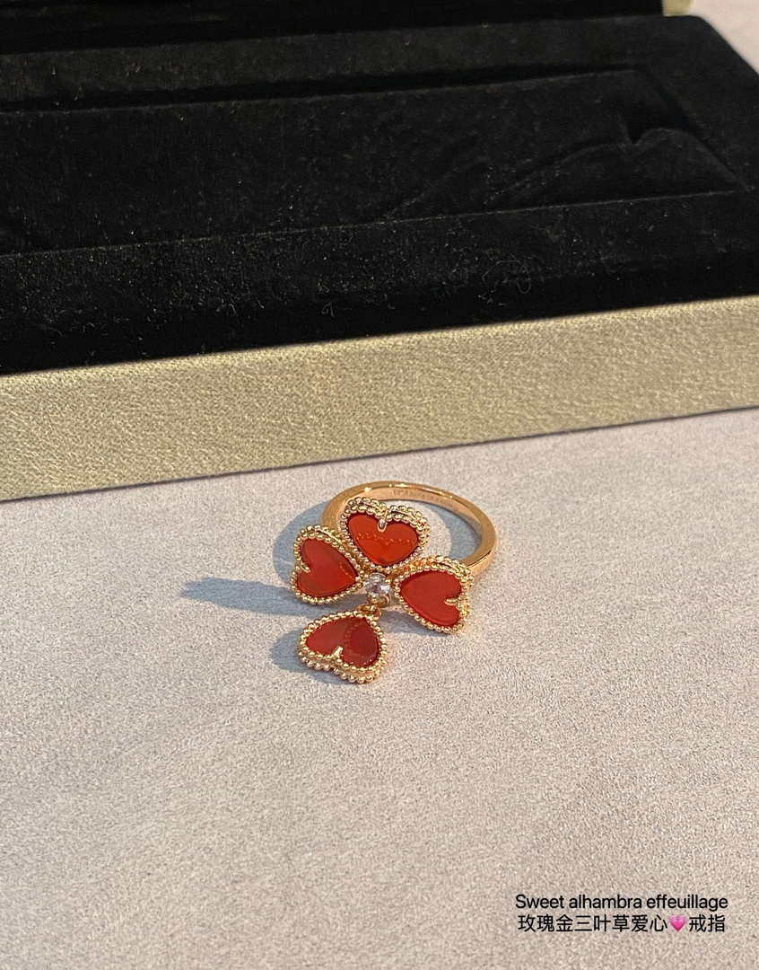 Van Cleef & Arpels VCARN5P600 Sweet Alhambra Effeuillage Carnelian 18KT Gold Ring