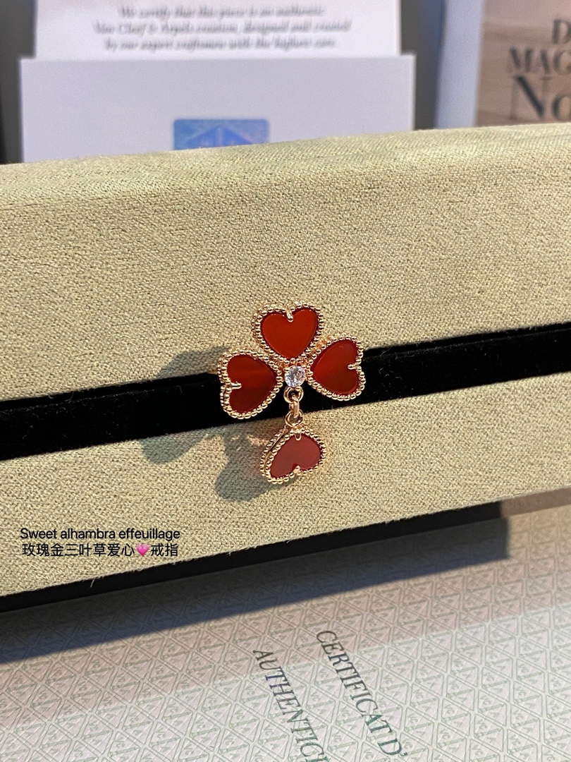 Van Cleef & Arpels VCARN5P600 Sweet Alhambra Effeuillage Carnelian 18KT Gold Ring