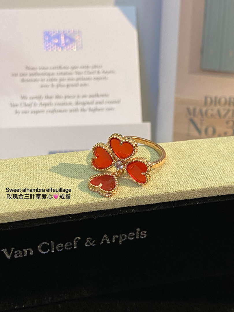 Van Cleef & Arpels VCARN5P600 Sweet Alhambra Effeuillage Carnelian 18KT Gold Ring