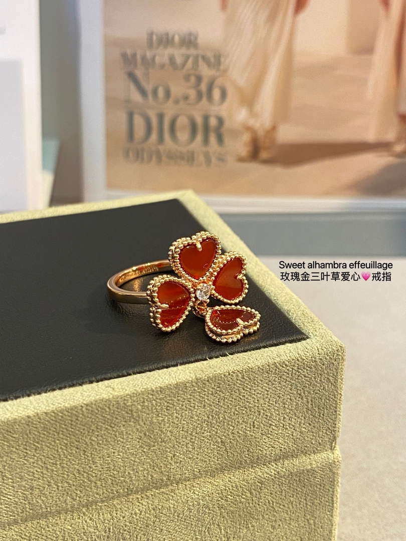 Van Cleef & Arpels VCARN5P600 Sweet Alhambra Effeuillage Carnelian 18KT Gold Ring