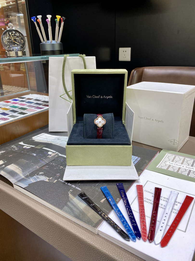 Van Cleef & Arpels VCARO8SF00 Sweet Alhambra watch 18K rose gold Mother-of-pearl VCA90001