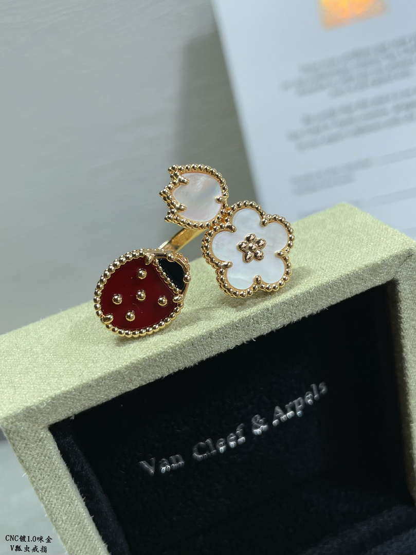 Van Cleef & Arpels VCARP9X300 Lucky Spring Between the Finger ring