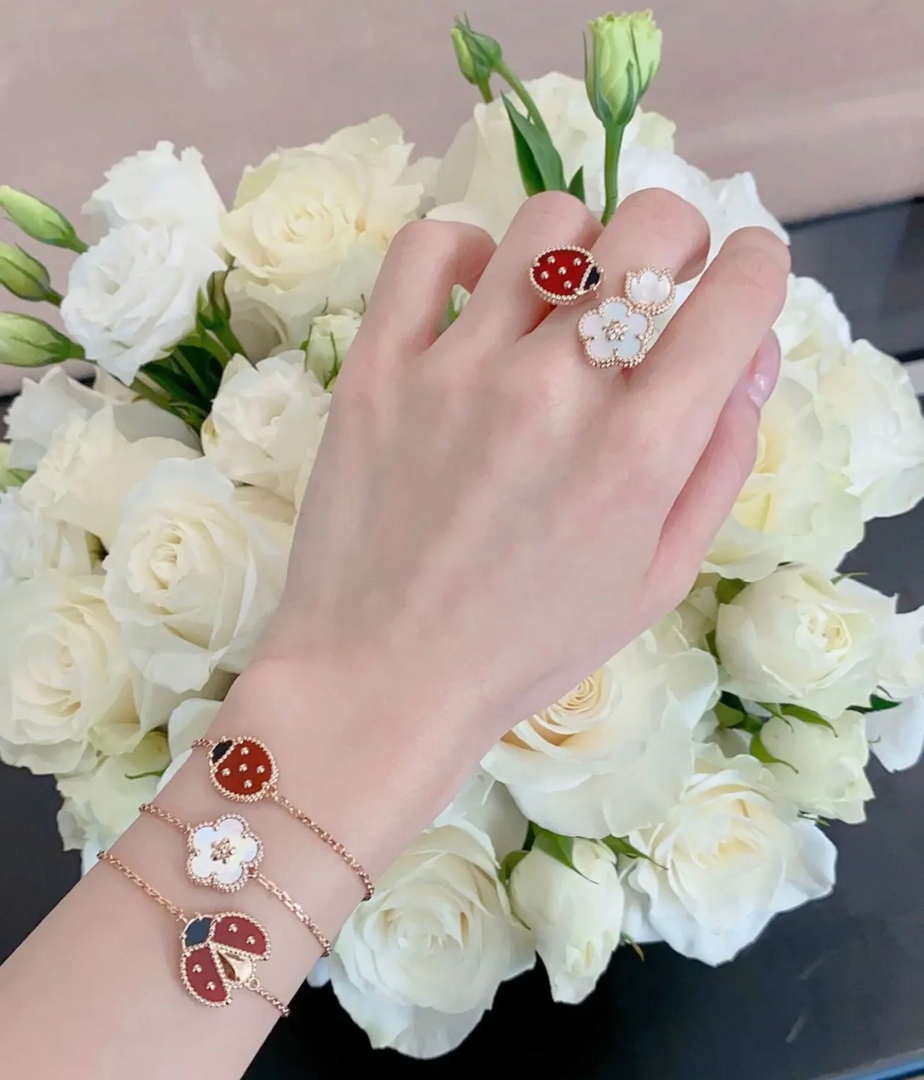 Van Cleef & Arpels VCARP9X300 Lucky Spring Between the Finger ring