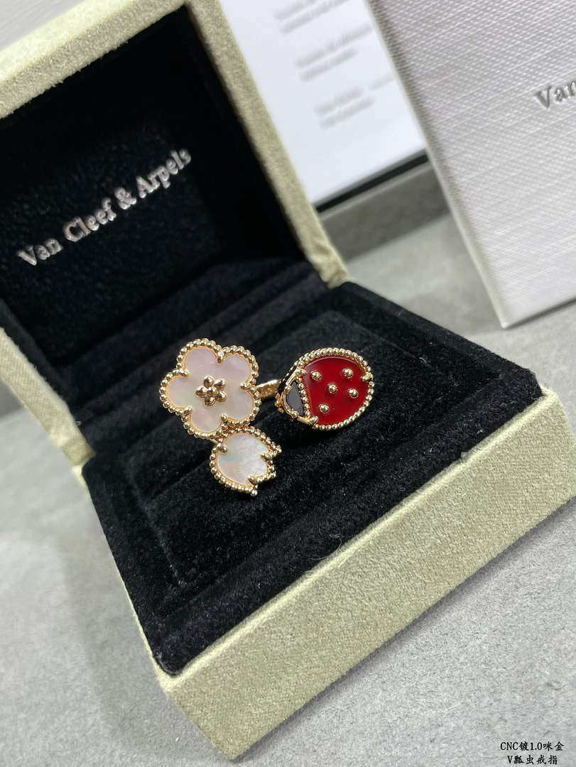 Van Cleef & Arpels VCARP9X300 Lucky Spring Between the Finger ring